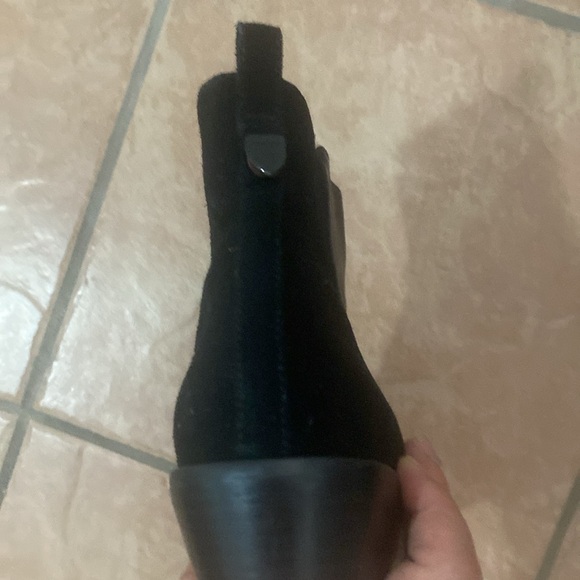 The boots are made of leather with suede on the back - Picture 4 of 5